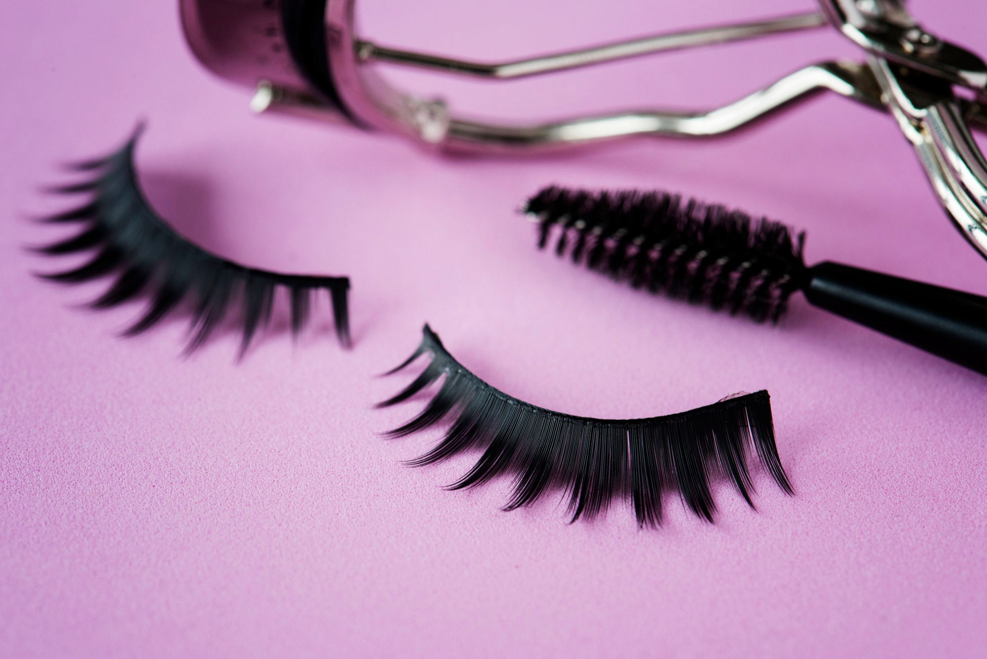 Best mascara brush for your eye shape: Illustration demonstrating how different brushes complement almond, hooded, close-set, and wide-set eyes.