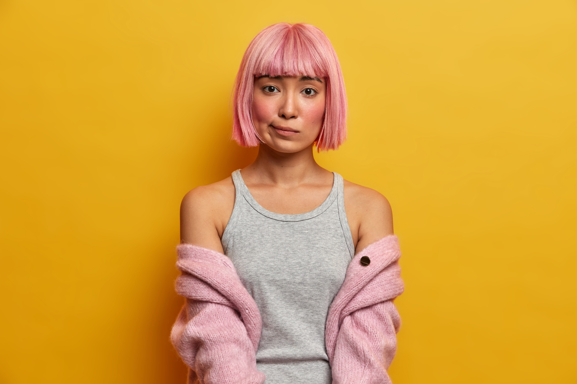 Trendy short Egyptian haircut for women.